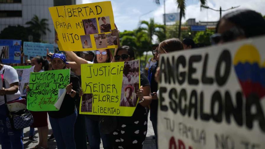 Familiares de detenidos en el Cecot reclaman ante la sede de la ONU en Caracas