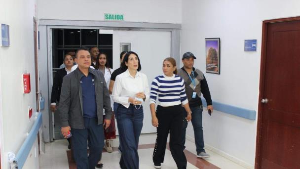 Raquel Arbaje visita a los pacientes ingresados en el Ney Arias Lora tras la tragedia en el Jet Set