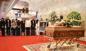 El último adiós a Rubby Pérez; cientos lo despiden a su última morada