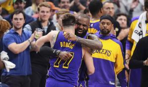 Doncic anota 45 puntos en su regreso a Dallas; Lakers aseguran playoffs con paliza de 112-97