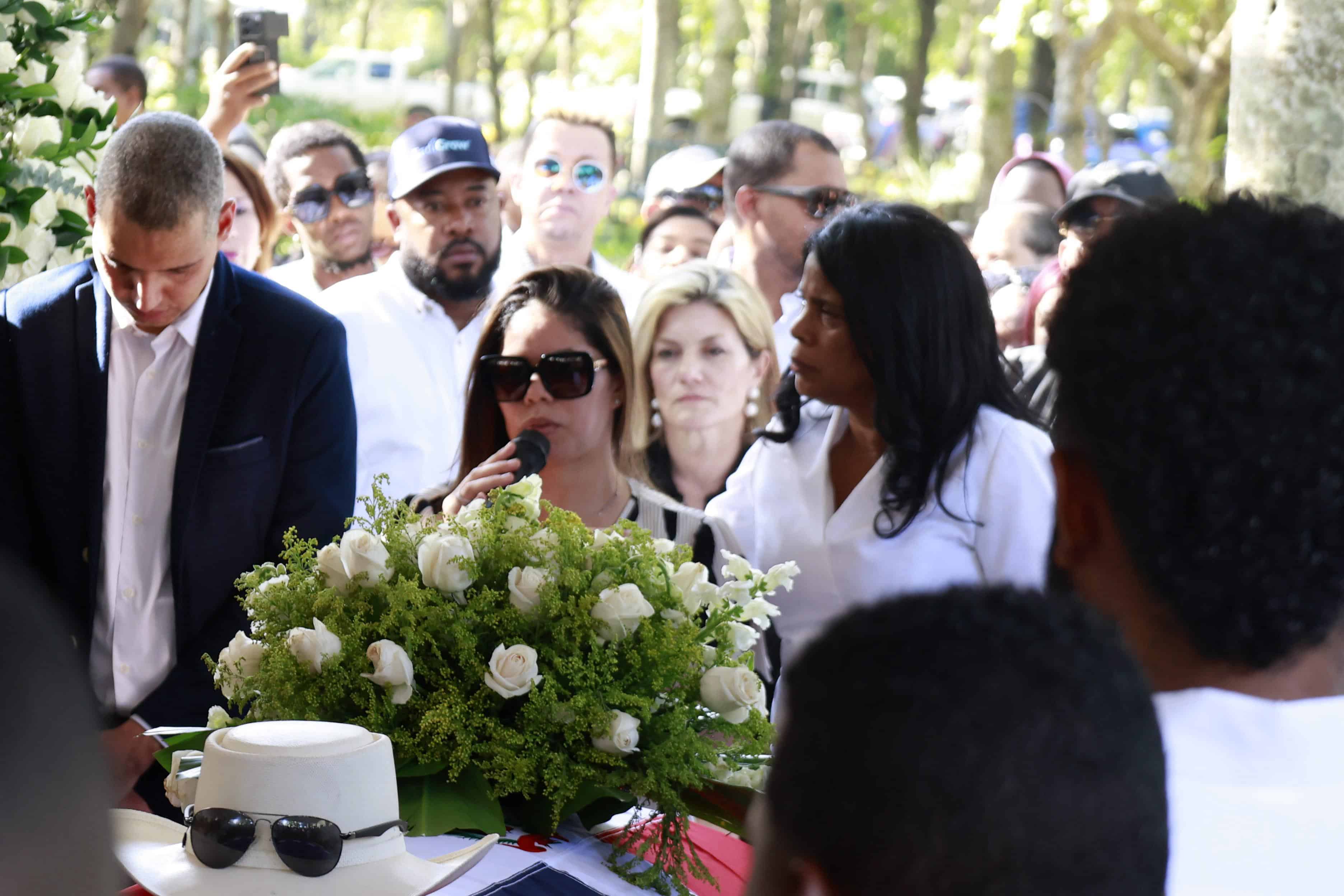 La hija de Rubby Pérez, Zulinka Pérez, habla durante el sepelio.