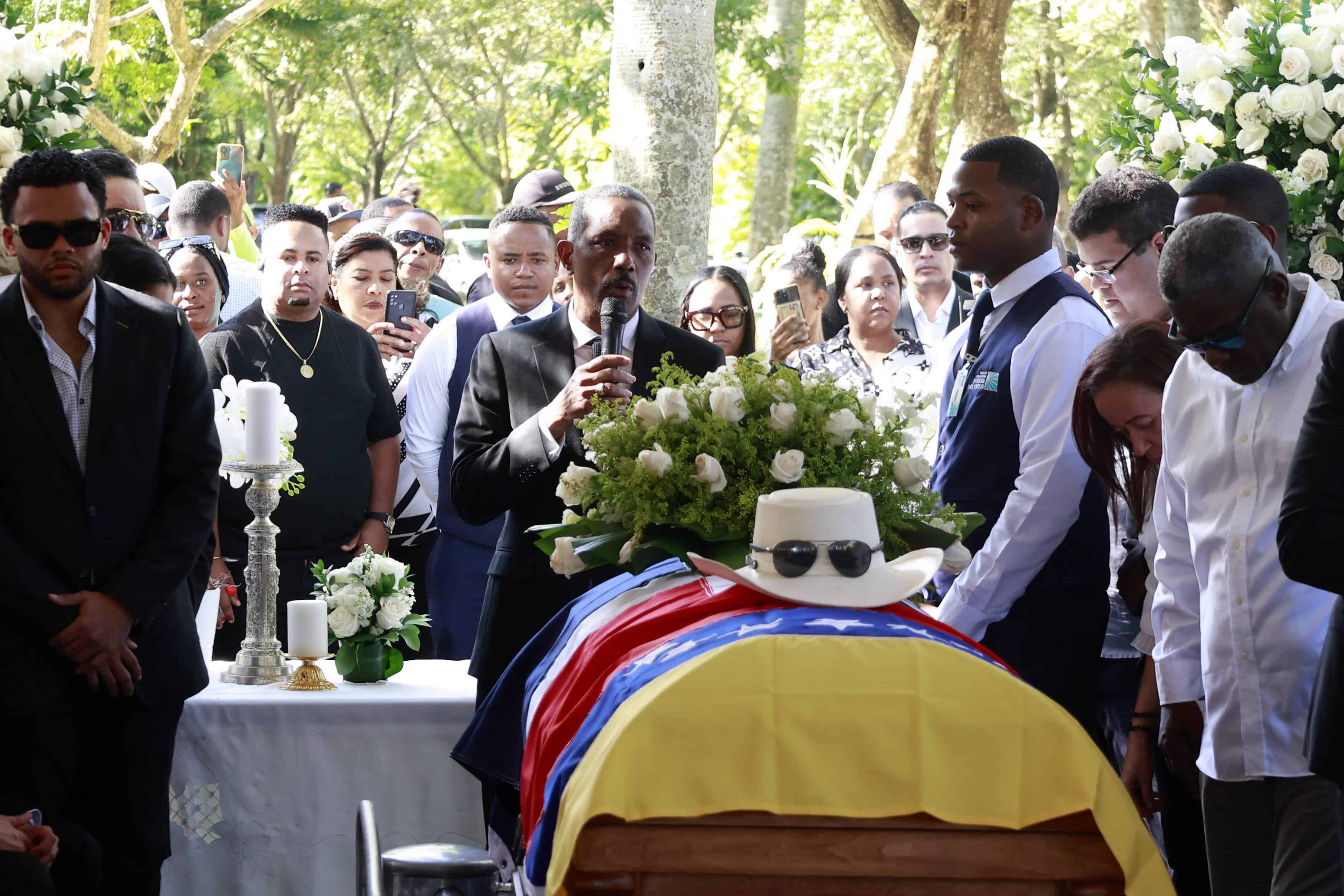 El merenguero Rubby Pérez fue sepultado la tarde del jueves 10 de abril con la bandera dominicana y la de Venezuela. 