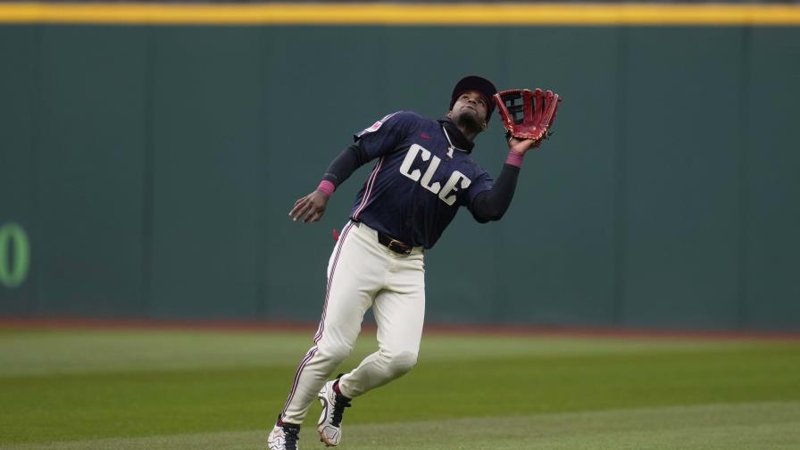 Ángel Martínez y Carlos Santana responden con el madero para Cleveland Ángel Martínez y Carlos Santana responden con el madero para Cleveland