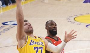 Doncic anota 39 puntos por Lakers, que aseguran 3er puesto al vencer a Rockets
