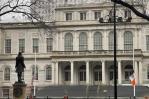 Banderas a media asta en Nueva York en honor a víctimas del derrumbe en Jet Set