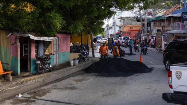 Asfaltado de calle y contingente policial en Haina por visita de Abinader para velatorio de víctimas