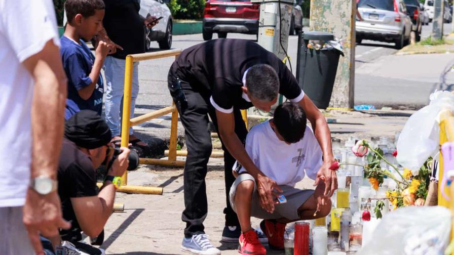 Decenas de personas acuden a la zona cero en memoria de las víctimas del Jet Set 