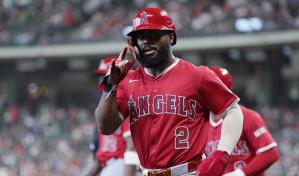 Anderson brilla y Angelinos se imponen a Astros luego que fanático obstruye atrapada de Trout