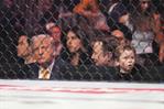 Trump se sienta junto a la jaula de la UFC en Miami en una nueva aparición en un evento deportivo
