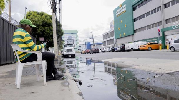 Filtrantes tapados en la calle José López en Los Prados causan caos peatonal