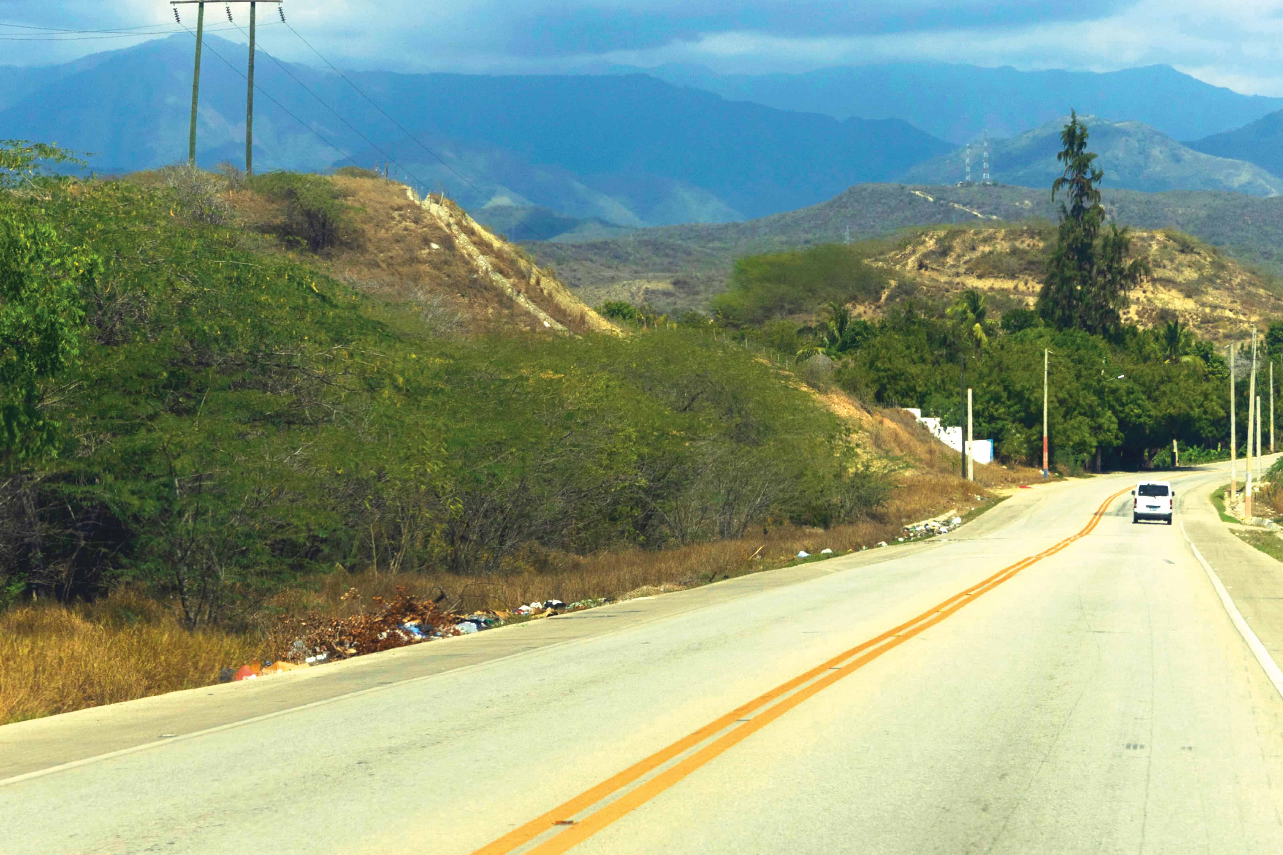 Desperdicios en carretera Sánchez, una práctica normalizada.