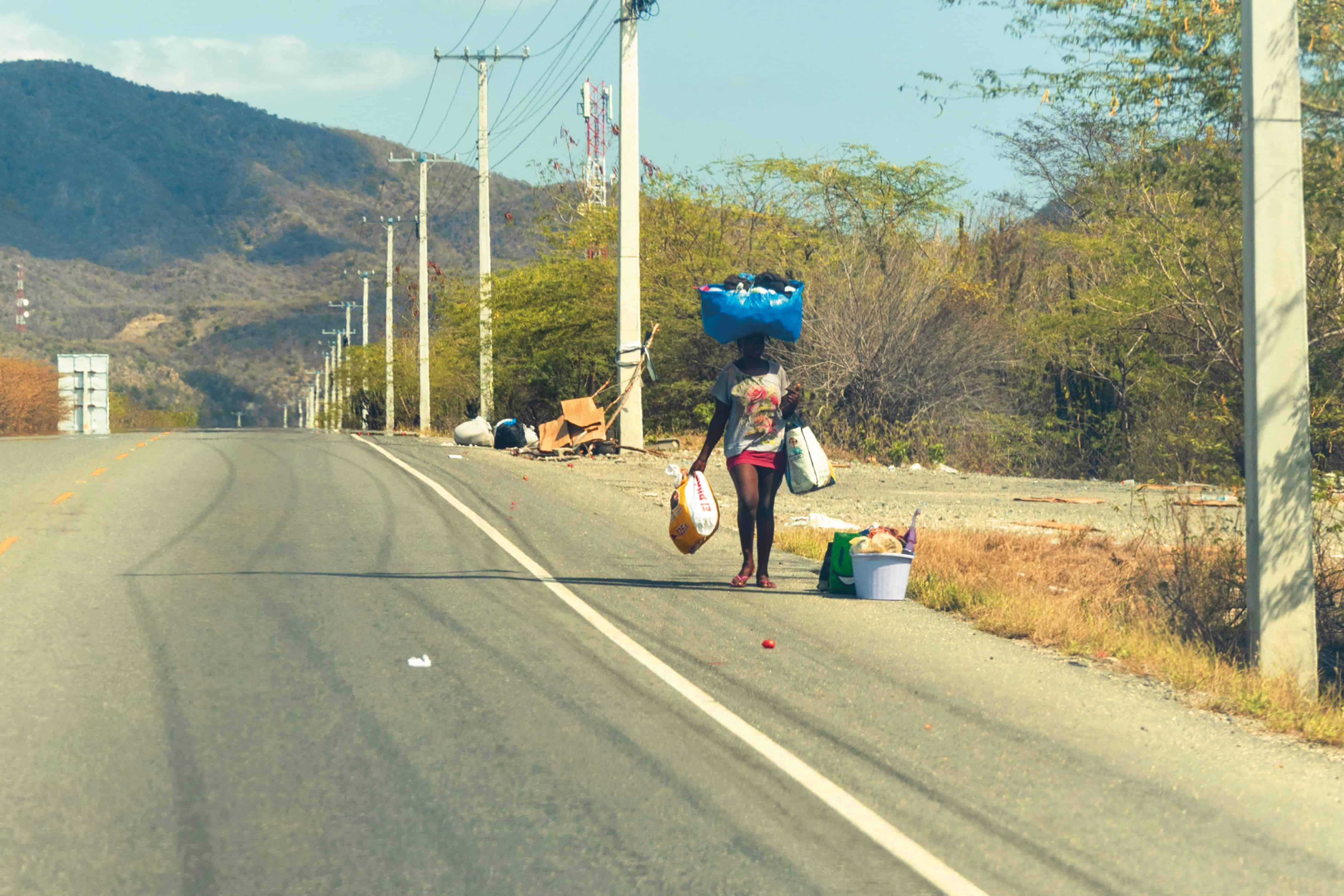 Desechos sólidos son arrojados por desaprensivos en torno a la carretera.