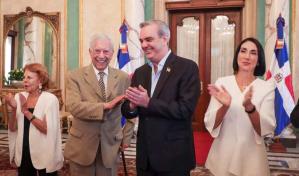 A Mario Vargas Llosa le fue otorgada la nacionalidad dominicana