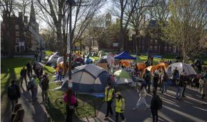 Gobierno de Trump congela $2,200 millones en subvenciones a Harvard por protestas en el campus