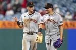 Willy Adames dio uno de tres jonrones de Gigantes que siguen buen inicio al ganar 10-4 sobre Filis