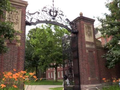 Universidad de Harvard demanda a trump