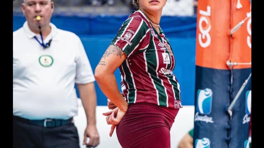 Brasileña juega partido de voleibol profesional con casi seis meses de embarazo Brasileña juega partido de voleibol profesional con casi seis meses de embarazo