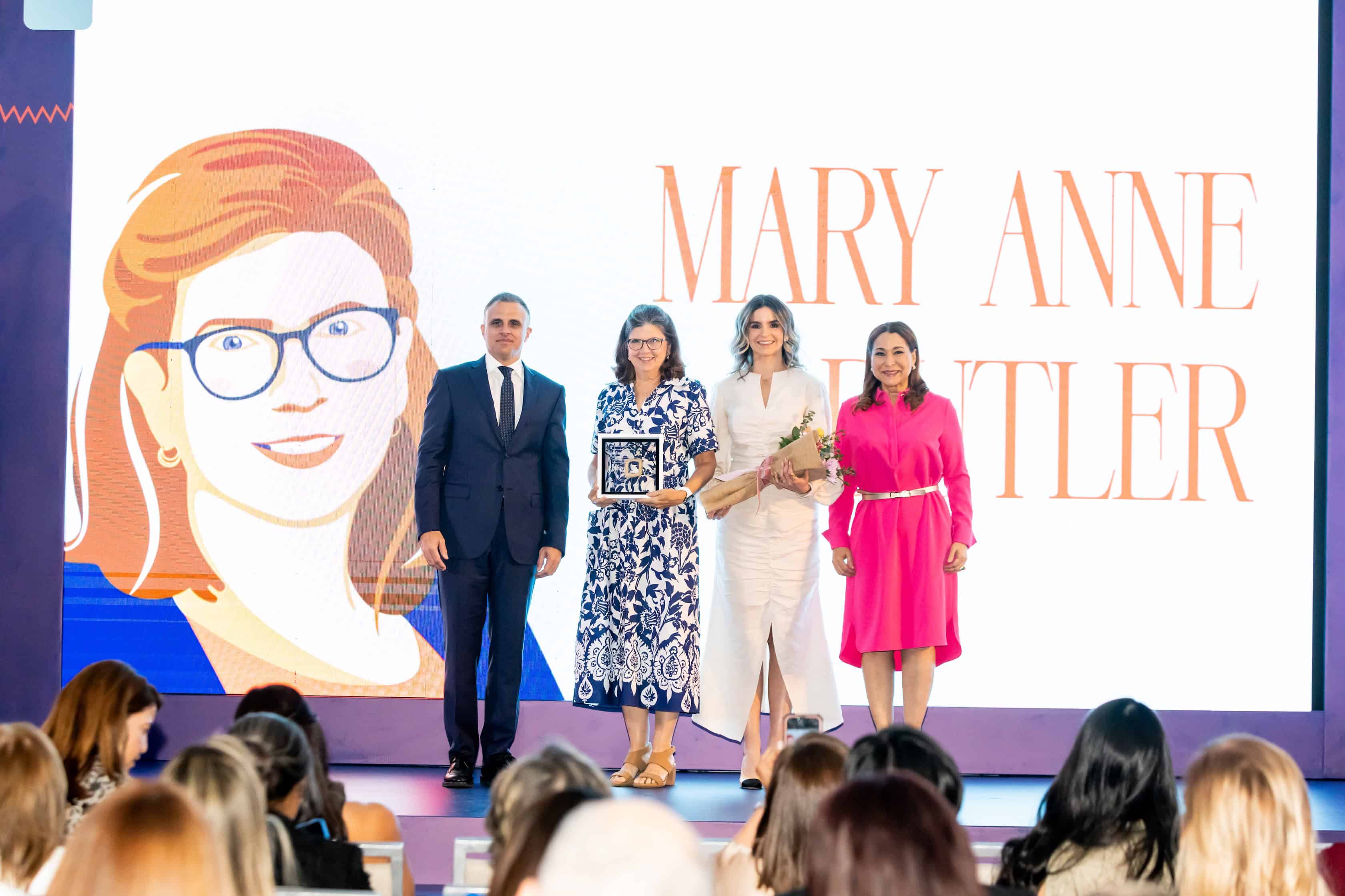 Jose´ Grateraux, Mary Anne Butler, Pamela Pitizia y Mayra Jime´nez.