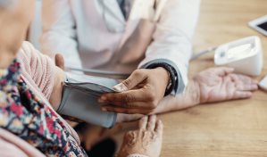 ¿Prevenir o sobretratar? El dilema médico después de los 70