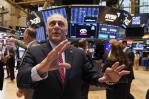 Wall Street cierra con leves bajadas tras resultados de banca y alivio de aranceles