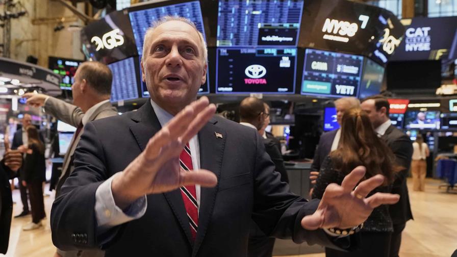 Wall Street cierra con leves bajadas tras resultados de banca y alivio de aranceles