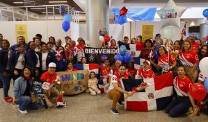 Estudiantes dominicanos que ganaron premios en competición de la NASA son recibidos en el aeropuerto