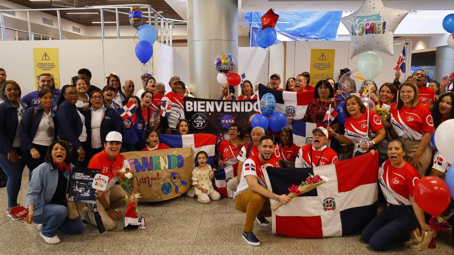 Estudiantes dominicanos que ganaron premios en competición de la NASA son recibidos en el aeropuerto Estudiantes dominicanos que ganaron premios en competición de la NASA son recibidos en el aeropuerto