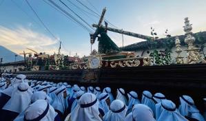 Procesiones y pizzas volcánicas: el Domingo de Ramos de unos dominicanos en Antigua