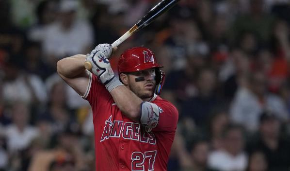Los Angelinos eval&uacute;an la posibilidad de que Mike Trout juegue en el jard&iacute;n central