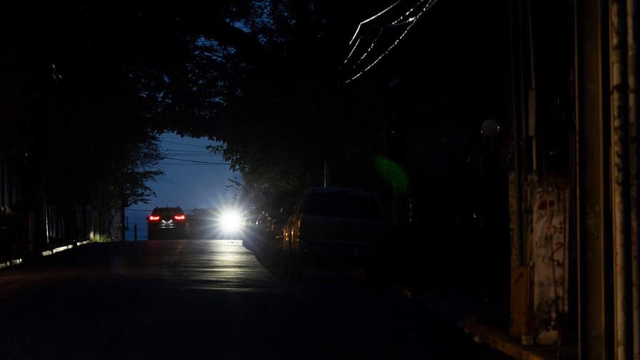 Más del 20 % de Puerto Rico se queda a oscuras por un nuevo apagón Más del 20 % de Puerto Rico se queda a oscuras por un nuevo apagón