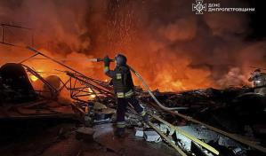 Bombas planeadoras y artillería rusa atacan una ciudad ucraniana, causando un muerto