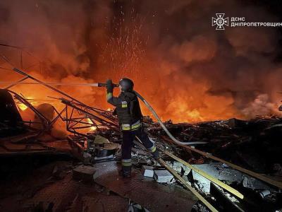 Bombas planeadoras y artillería rusa atacan ciudad en Ucrania