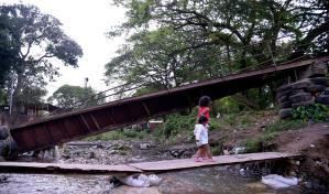 Colapso de un puente mantiene comunidades de Licey al Medio incomunicadas Colapso de un puente mantiene comunidades de Licey al Medio incomunicadas