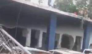 Pandilleros aliados a "Barbecue" demuelen edificio de la policía de Mirebalais en Haití