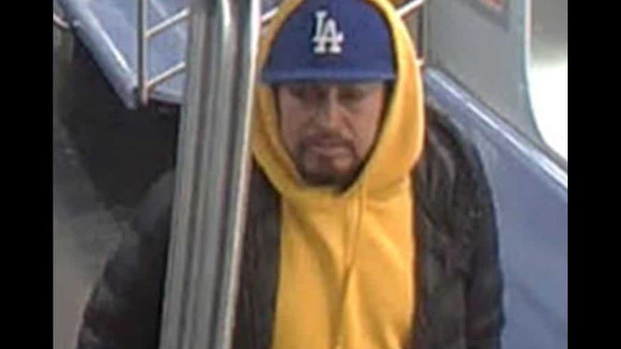 Policía busca a hombre que habría sostenido acto sexual con un cadáver en tren de Nueva York Policía busca a hombre que habría sostenido acto sexual con un cadáver en tren de Nueva York