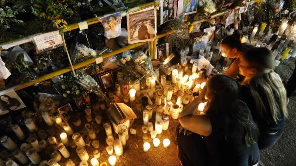 Personas continúan acudiendo al Jet Set para rendir tributo a víctimas