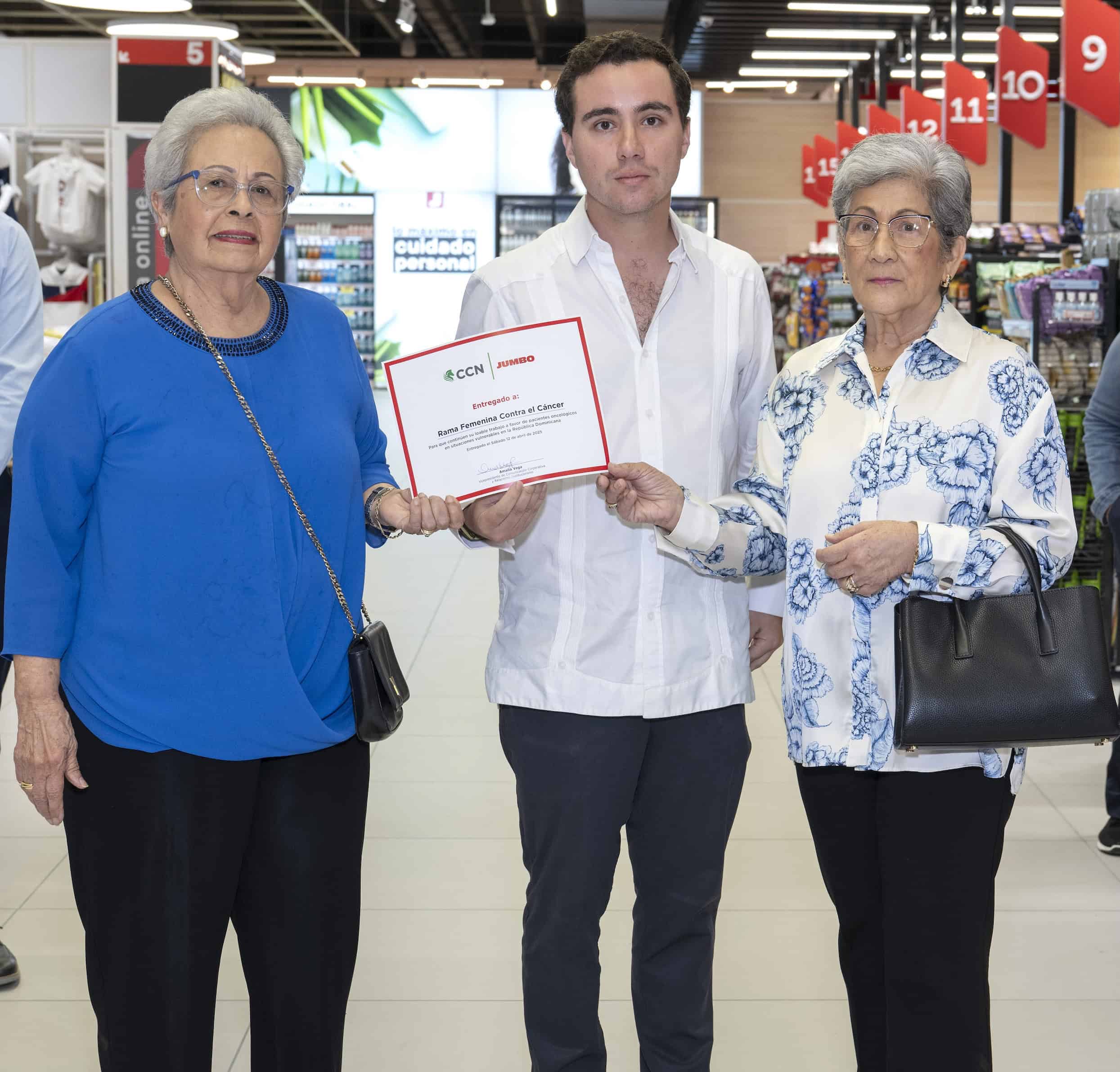 Mercedes de Perelló, Manuel Alejandro González y Clara de Espejo.