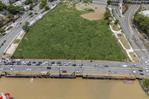 Las lilas vuelven a acumularse en el puente flotante del río Ozama