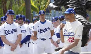 El béisbol celebra el legado de Jackie Robinson 78 años después de que rompió la barrera del color