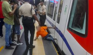 Un hombre queda atrapado entre el andén y un vagón del Metro de Santo Domingo