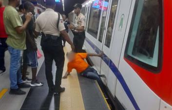Un hombre queda atrapado entre el andén y un vagón del Metro de Santo Domingo