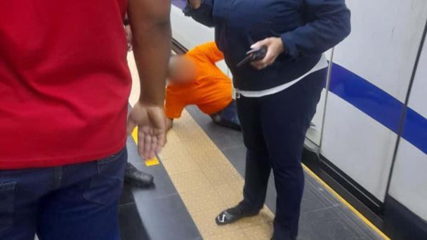 Rescatan a hombre que quedó atrapado entre vagón y andén del Metro de Santo Domingo