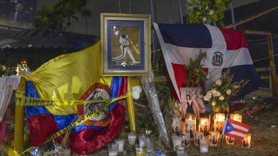 El entorno de la discoteca Jet Set continúa siendo un lugar de conmoción y homenaje a las víctimas El entorno de la discoteca Jet Set continúa siendo un lugar de conmoción y homenaje a las víctimas