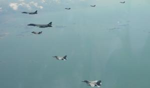 Norcorea amenaza con responder al sobrevuelo de bombarderos de largo alcance de EEUU sobre Surcorea Norcorea amenaza con responder al sobrevuelo de bombarderos de largo alcance de EEUU sobre Surcorea