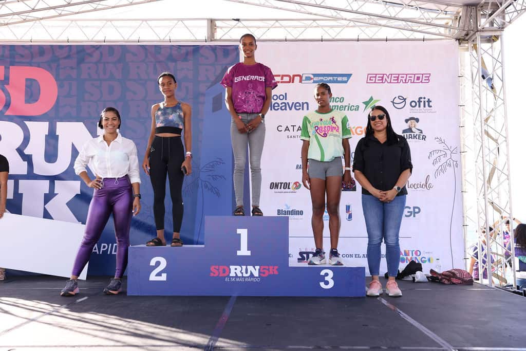 Ganadoras de la categoría femenina: Karla Martín, Anayelis Ramírez, Soranyi Rodríguez, Alíen Esponda y Marlenny Peña.