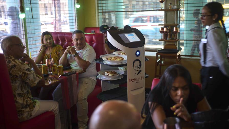 Un restaurante en La Habana desafía las dificultades tecnológicas de Cuba con una mesa robotizada Un restaurante en La Habana desafía las dificultades tecnológicas de Cuba con una mesa robotizada