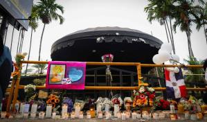 Oraciones, lágrimas y silencio: ciudadanos honran a víctimas de Jet Set este Viernes Santo