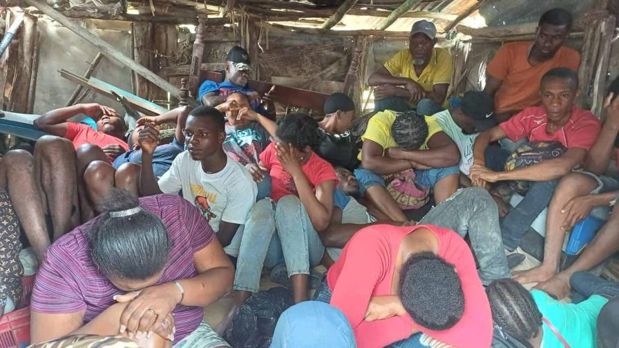 Ejército detiene a 26 haitianos indocumentados escondidos en casucha en San Juan de la Maguana Ejército detiene a 26 haitianos indocumentados escondidos en casucha en San Juan de la Maguana