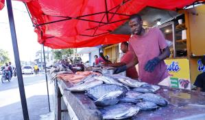 Vendedores de pescado se activan con la Semana Santa en barrios de la capital