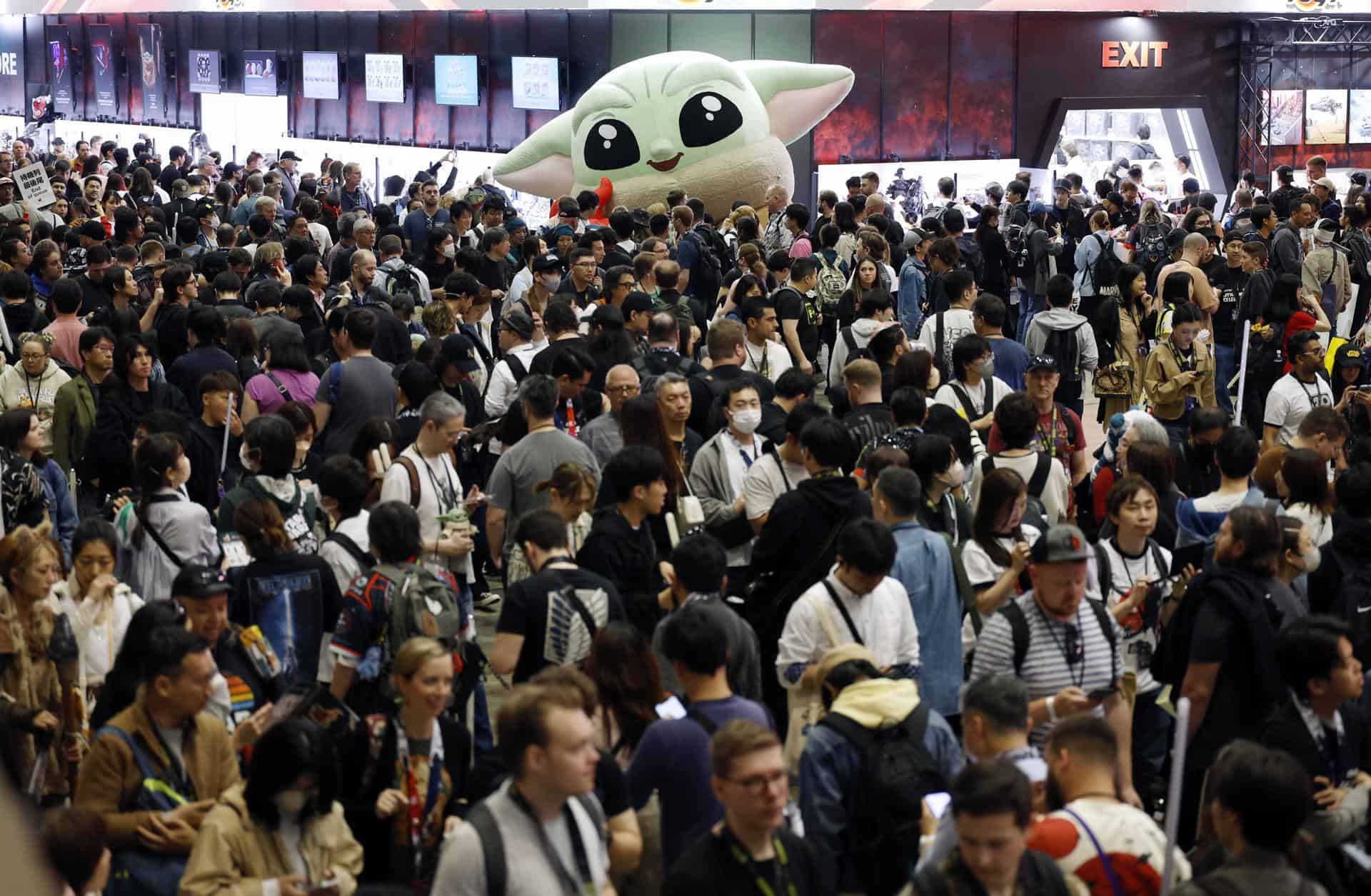 Los visitantes abarrotan la Star Wars Celebration Japón, en Chiba, cerca de Tokio, Japón, el 18 de abril de 2025. El gran evento para los fanáticos de la franquicia popularizada por George Lucas regresó a Japón por segunda vez, 17 años después de su última edición.
